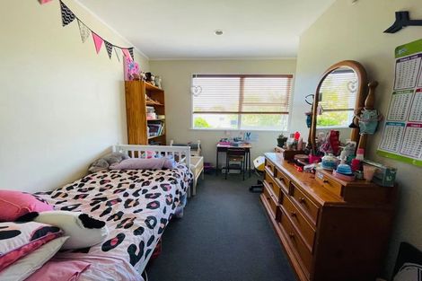 Photo of property in 1/5 Mchardy Place, Glenfield, Auckland, 0627