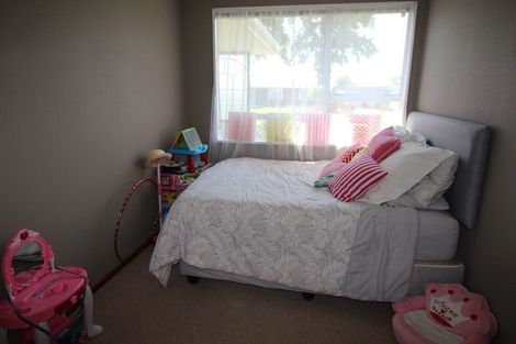 Photo of property in 12 Raglan Avenue, Cloverlea, Palmerston North, 4412