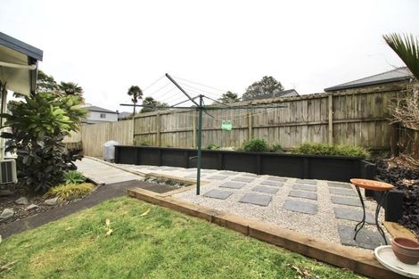 Photo of property in 1/8 Louise Place, West Harbour, Auckland, 0618