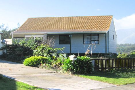 Photo of property in 34 Freyberg Crescent, Waikanae Beach, Waikanae, 5036