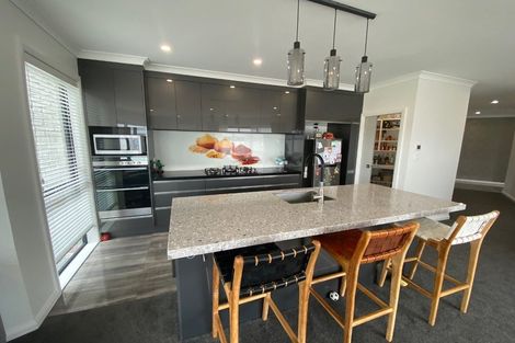 Photo of property in 48 Sardinia Grove, Fitzherbert, Palmerston North, 4410