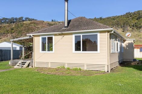 Photo of property in 3 Main Rd Ngakawau, Ngakawau, 7824
