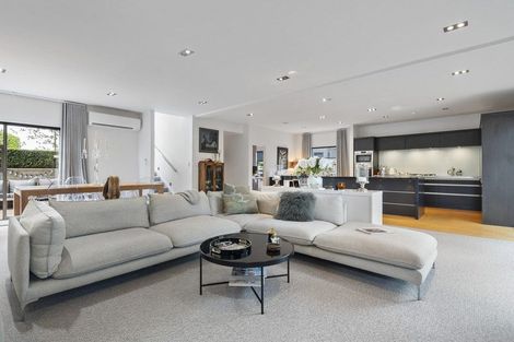 Photo of property in 42 Ruapehu Drive, Fitzherbert, Palmerston North, 4410