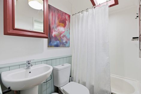 Photo of property in 180 Sutherland Road, Lyall Bay, Wellington, 6022