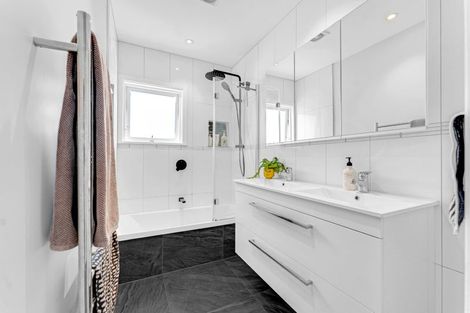 Photo of property in 20 Sylvan Crescent, Te Atatu South, Auckland, 0610