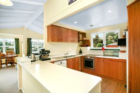 Photo of property in 9 Innes Way, Newlands, Wellington, 6037