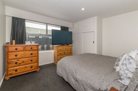 Photo of property in 8 Tracy Place, Redwood, Christchurch, 8051