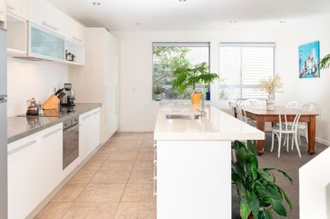 Photo of property in 28 Tiketike Way, Brooklyn, Wellington, 6021