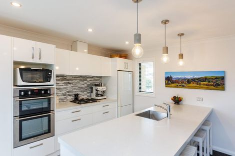 Photo of property in 35 Silkwood Place, Fitzherbert, Palmerston North, 4410