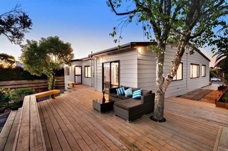 Photo of property in 2/23 Montgomery Avenue, Rothesay Bay, Auckland, 0630