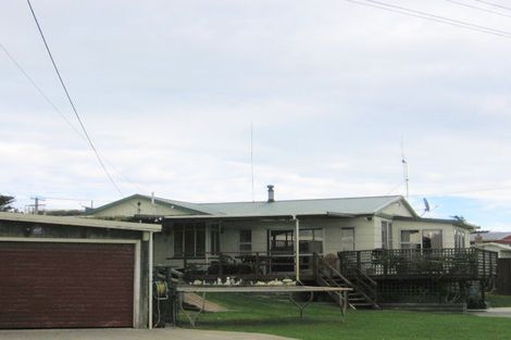 Photo of property in 30 Holben Parade, Foxton Beach, Foxton, 4815