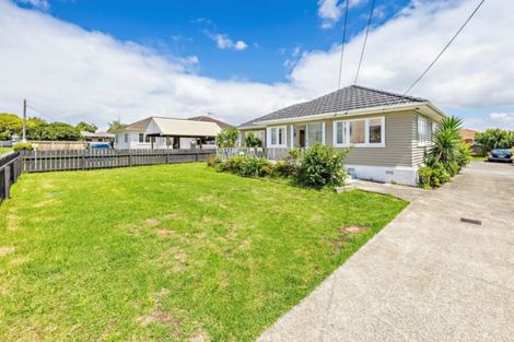 Photo of property in 30 Royton Avenue, Mangere East, Auckland, 2024