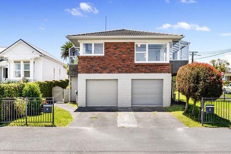Photo of property in 1/34 Old Lake Road, Narrow Neck, Auckland, 0624