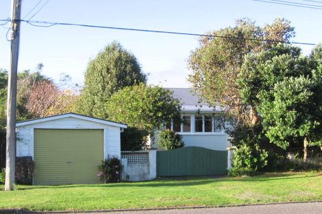 Photo of property in 17 Rauparaha Street, Waikanae Beach, Waikanae, 5036