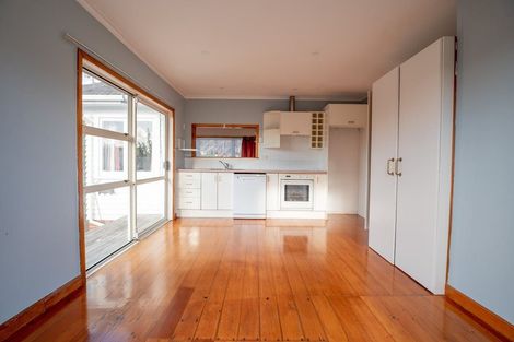 Photo of property in 9 Bishop Street, Green Bay, Auckland, 0604