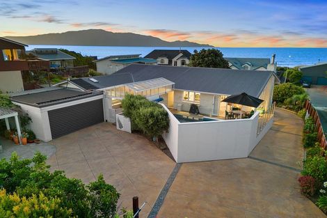 Photo of property in 16 Ara Kuaka, Waikanae Beach, Waikanae, 5036