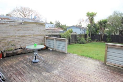 Photo of property in 2/5 Mannering Place, Hillcrest, Auckland, 0627