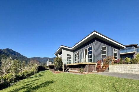 Photo of property in 33 Harbour View Heights, Picton, 7220
