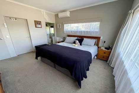 Photo of property in 23 James Nairn Grove, Riverstone Terraces, Upper Hutt, 5018