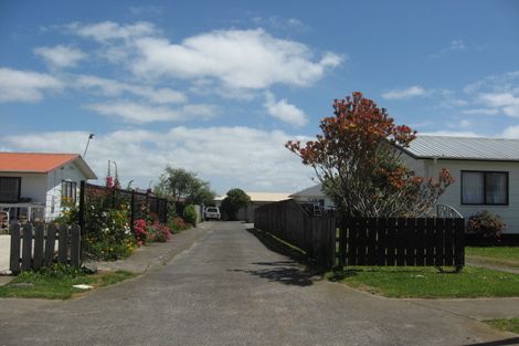 Photo of property in 37 Dungarvon Place, Clendon Park, Auckland, 2103