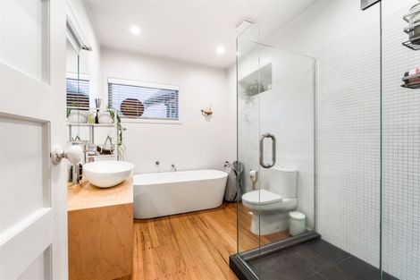 Photo of property in 17 Vincent Road, Northcote Point, Auckland, 0627