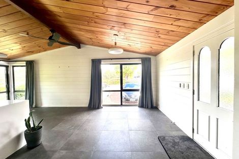 Photo of property in 646 Waitakere Road, Kumeu, 0891