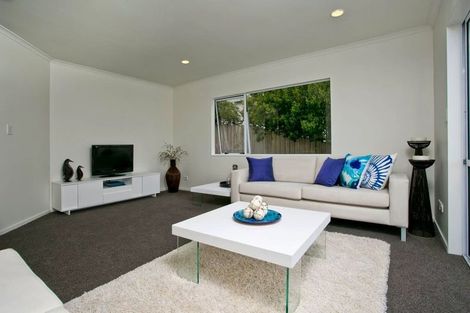 Photo of property in 3/8a Target Road, Totara Vale, Auckland, 0629