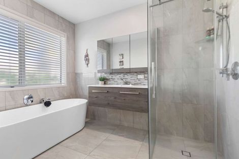 Photo of property in 42 Cassinia Close, Papamoa Beach, Papamoa, 3118