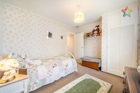 Photo of property in 60 Pokohiwi Road, Normandale, Lower Hutt, 5010