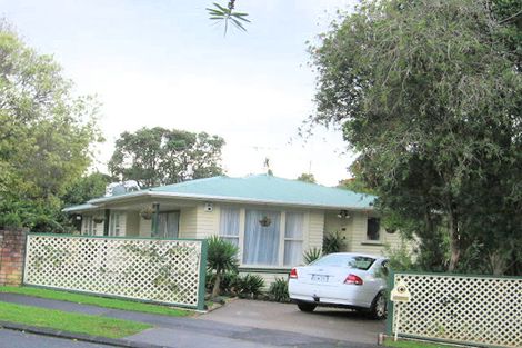 Photo of property in 8 Booralee Avenue, Botany Downs, Auckland, 2010