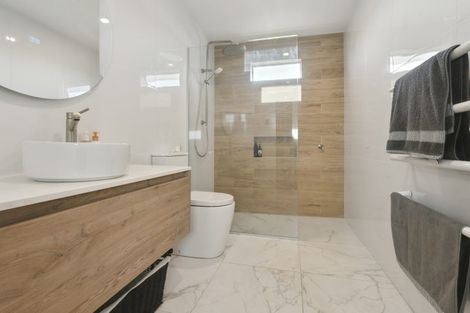 Photo of property in 570 Glenfield Road, Bayview, Auckland, 0629