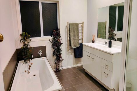 Photo of property in 1/63 Pupuke Road, Birkenhead, Auckland, 0627