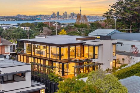 Photo of property in 37 Lake Pupuke Drive, Takapuna, Auckland, 0622