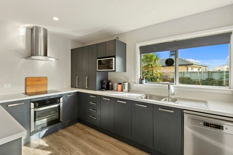 Photo of property in 15 Wilton Crescent, Bishopdale, Christchurch, 8053