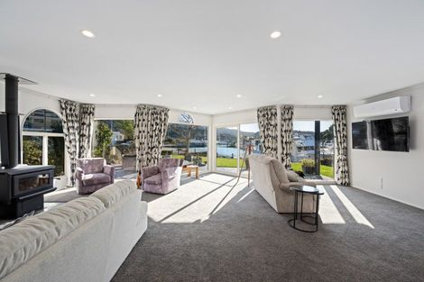 Photo of property in 37 Waikawa Road, Picton, 7220