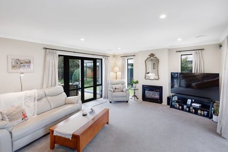 Photo of property in 8 Gwen Place, Redwood, Christchurch, 8051