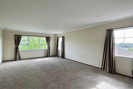 Photo of property in 11 Ravenstone Place, Chatswood, Auckland, 0626