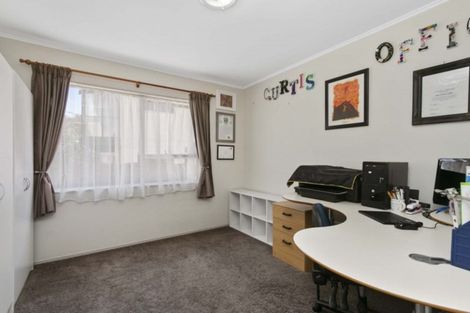 Photo of property in 40 Challen Close, Conifer Grove, Takanini, 2112