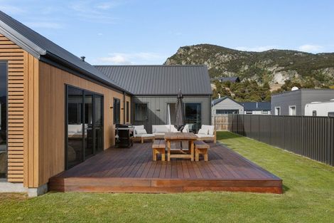 Photo of property in 3 Pepperwood Green, Albert Town, Wanaka, 9305