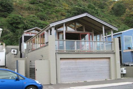 Photo of property in 204 The Esplanade, Island Bay, Wellington, 6023
