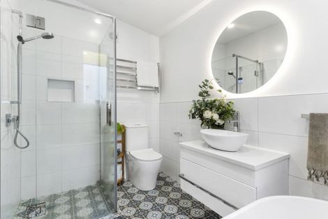 Photo of property in 1/6 Vonnell Place, Birkdale, Auckland, 0626