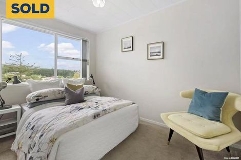 Photo of property in 1/10 Mcquoid Place, Glenfield, Auckland, 0629