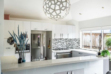 Photo of property in 17 Calypso Way, Unsworth Heights, Auckland, 0632