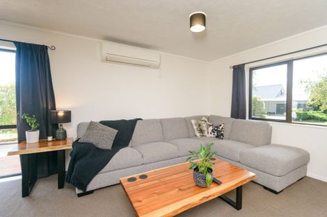 Photo of property in 32 Suzanne Grove, Kelvin Grove, Palmerston North, 4414