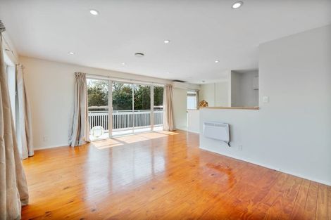 Photo of property in 28 Nor'east Drive, Northcross, Auckland, 0632