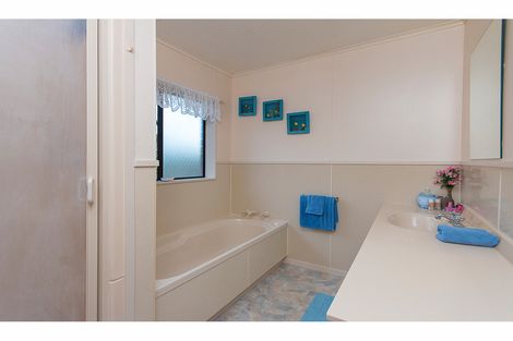 Photo of property in 3 Brookesmith Drive, Waiuku, 2123