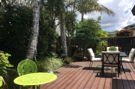 Photo of property in 19 Heversham Place, Glendene, Auckland, 0602