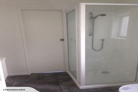 Photo of property in 24 Holdaway Avenue, Northcote, Auckland, 0627