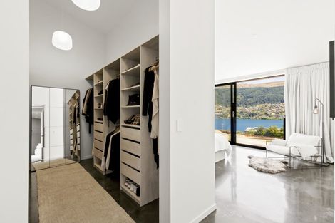 Photo of property in 8 Spring Hill Road, Kelvin Heights, Queenstown, 9300