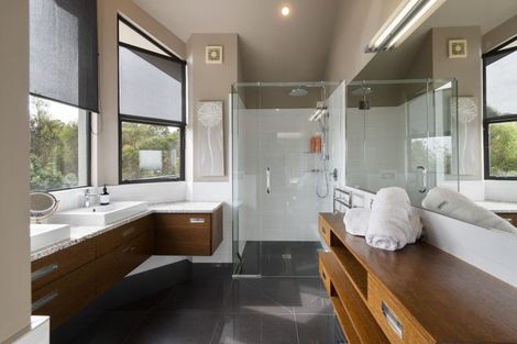 Photo of property in 70 Waicola Drive, Fitzherbert, Palmerston North, 4471